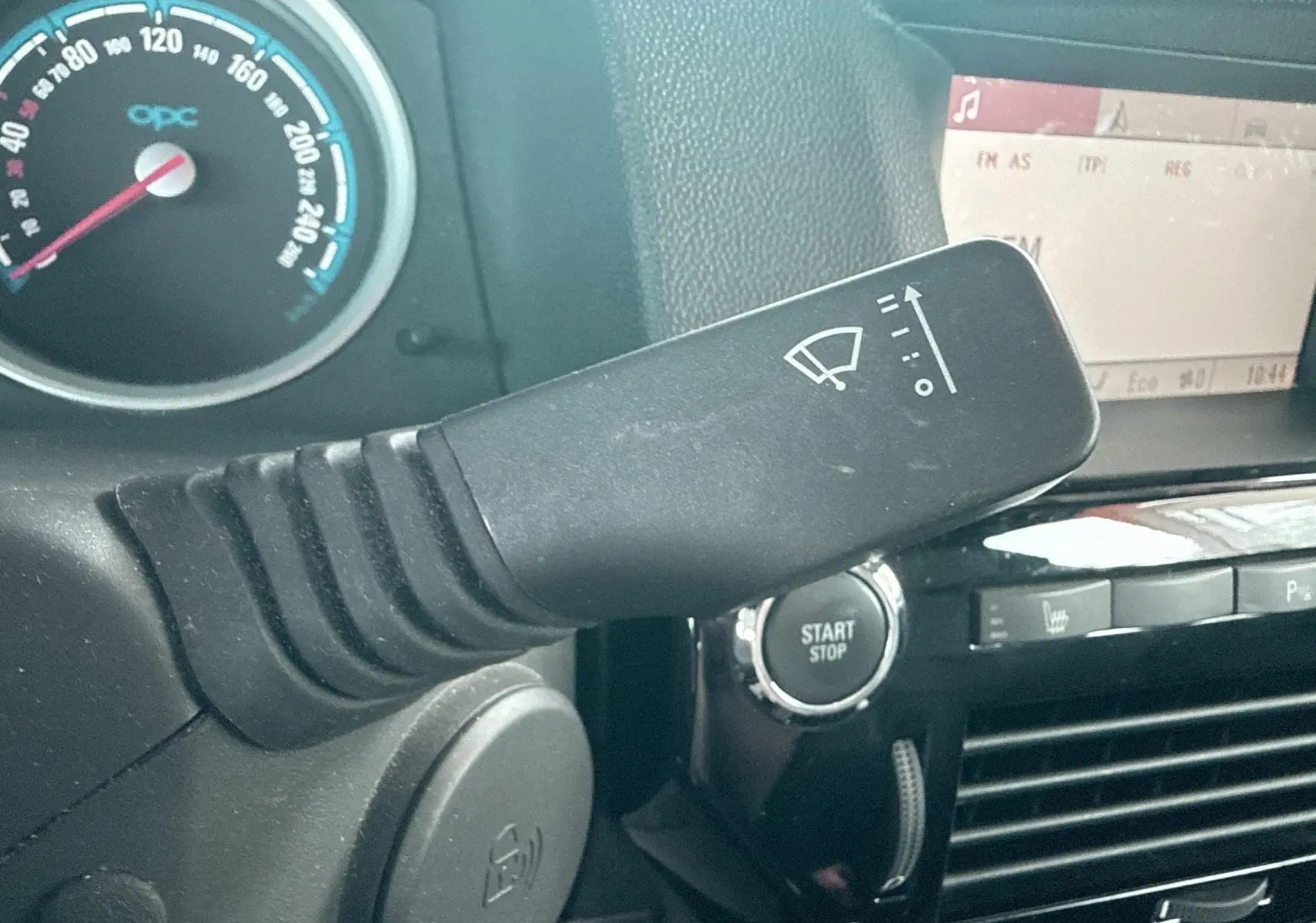 Gros plan sur la commande d’essuie-glace à gauche du tableau de bord noir de l’Opel Astra OPC 2008.