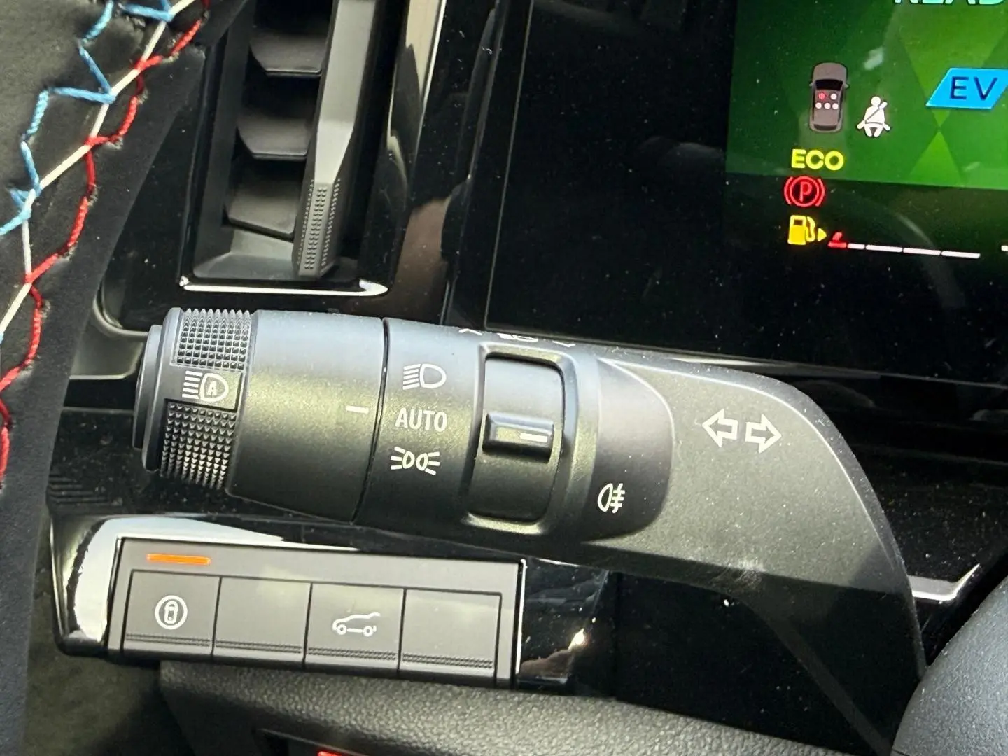 Gros plan sur la commande des feux et clignotants à gauche du volant dans l’habitacle noir du Renault Austral 2026.