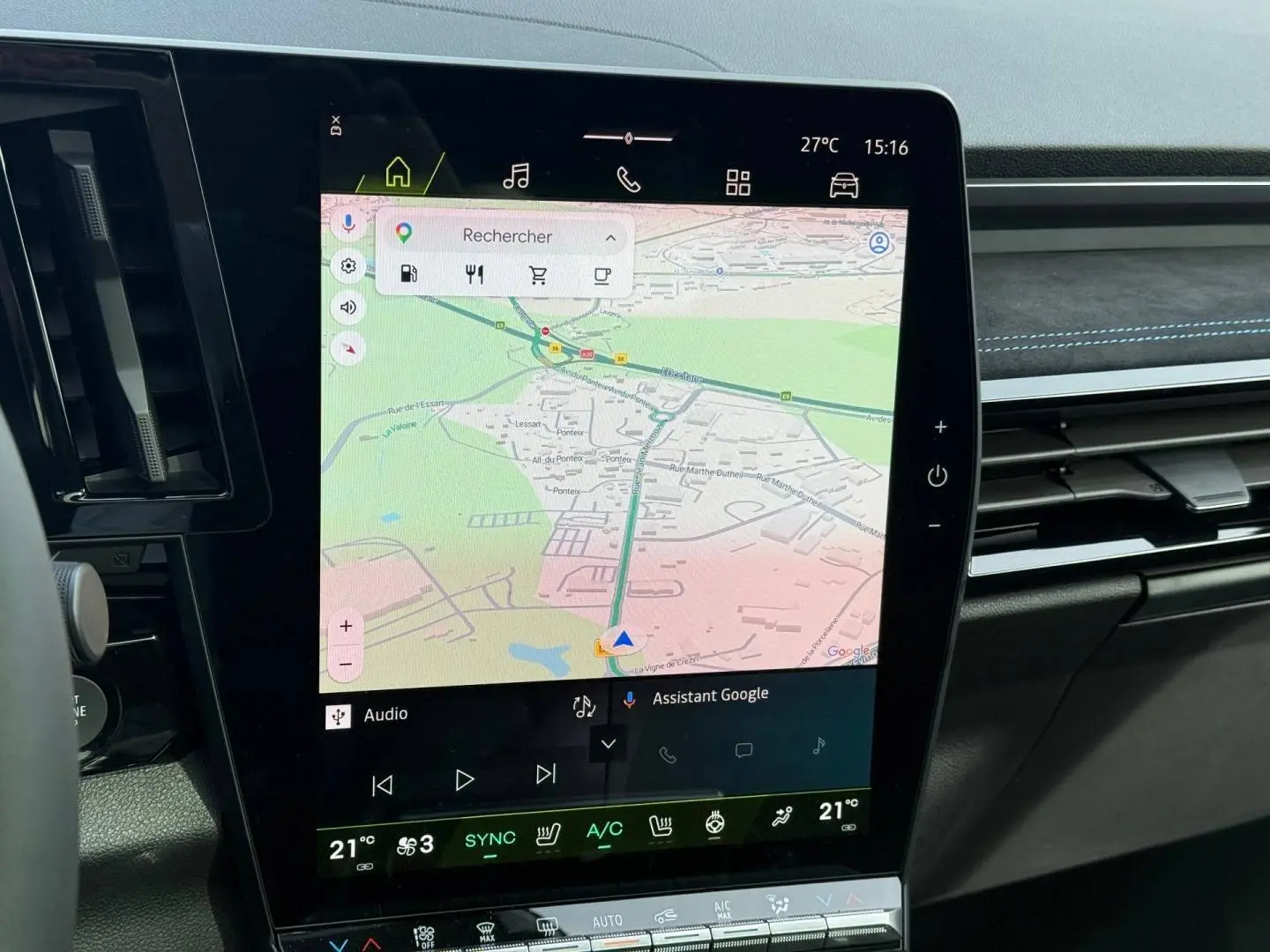 Vue rapprochée de l’écran tactile central affichant la navigation GPS dans l’habitacle du Renault Austral gris Schiste satin.