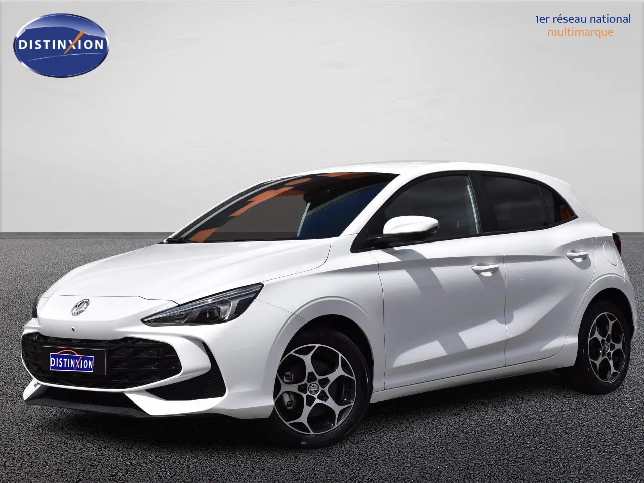 Vue 3/4 avant droite d'une MG3 blanche 2026 avec jantes distinctives et calandre noire brillante.
