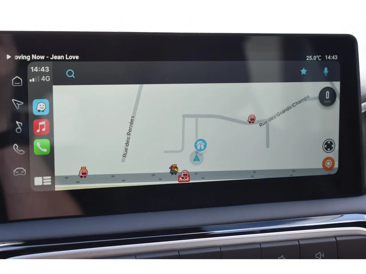 Écran tactile du système de navigation du MG MOTOR MG3 1.5 HYBRID+ 195 LUXURY blanc, vue intérieure rapprochée.