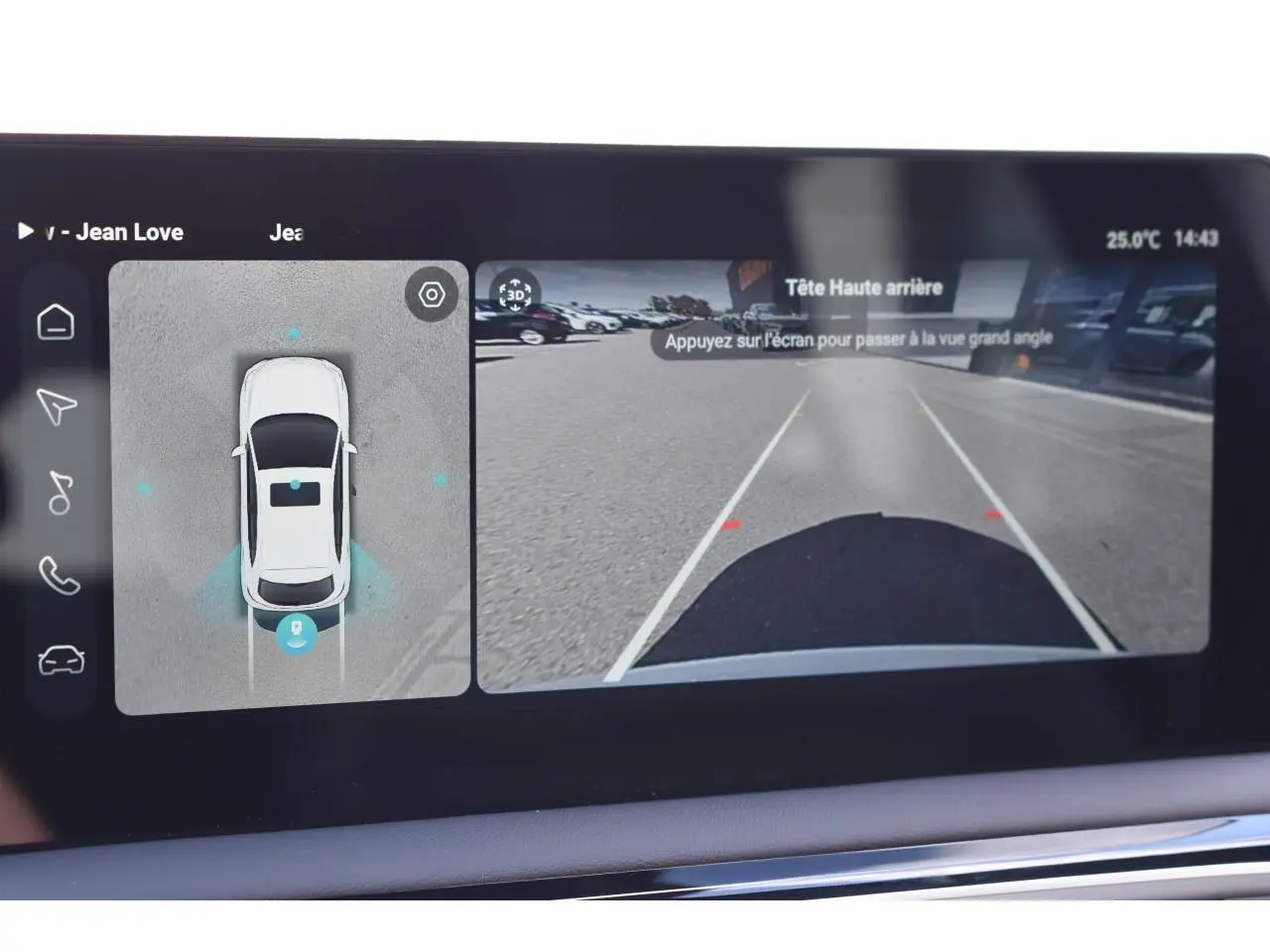 Écran intérieur du MG3 1.5 HYBRID+ 195 LUXURY blanc montrant la caméra de recul et la vue aérienne du véhicule.
