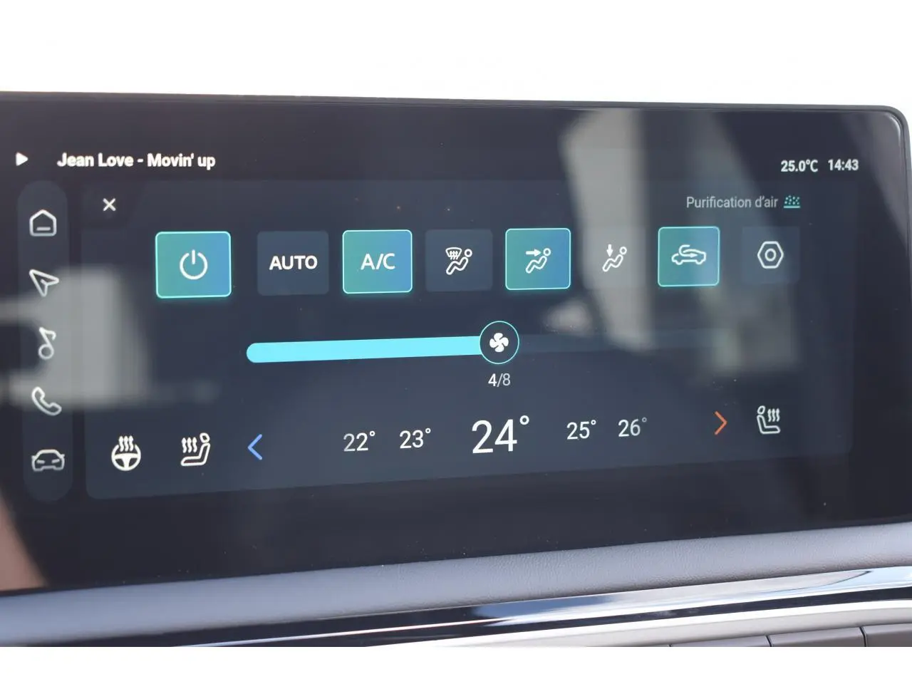 Écran tactile du système de climatisation du MG3 1.5 HYBRID+ 195 LUXURY 2026 affichant la température à 24°C.