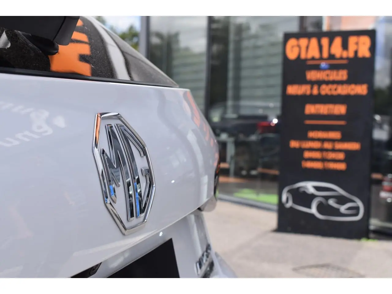 Gros plan sur l'arrière blanc du MG3 1.5 HYBRID+ 195 LUXURY 2026, mettant en valeur l'emblème MG chromé.