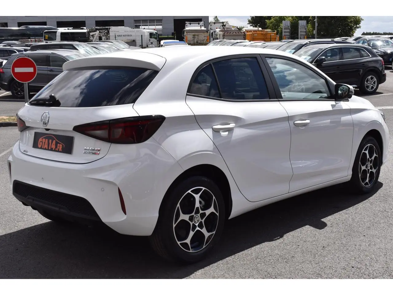 Vue 3/4 arrière droite du MG3 1.5 HYBRID+ 195 LUXURY blanc, avec jantes distinctives et vitres teintées.