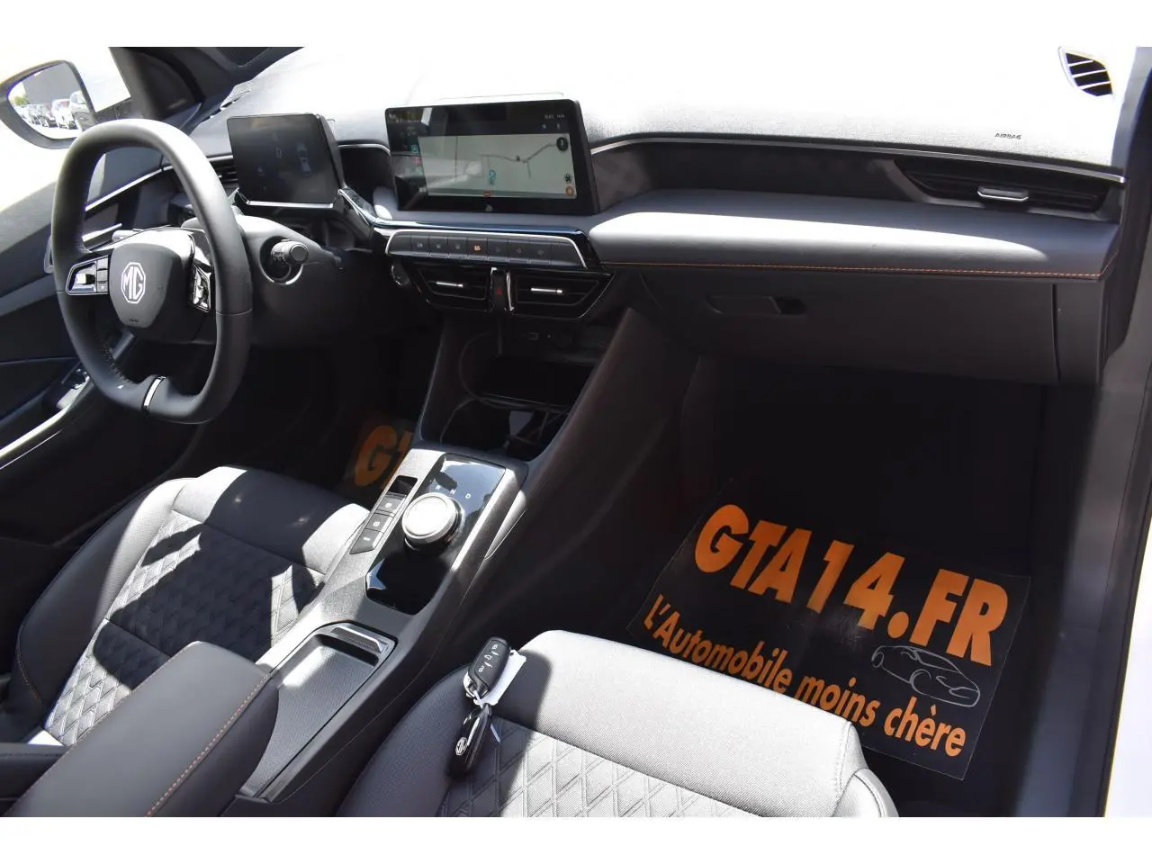 Intérieur du MG3 1.5 HYBRID+ 195 LUXURY 2026 vu côté conducteur, avec tableau de bord moderne et sellerie noire.