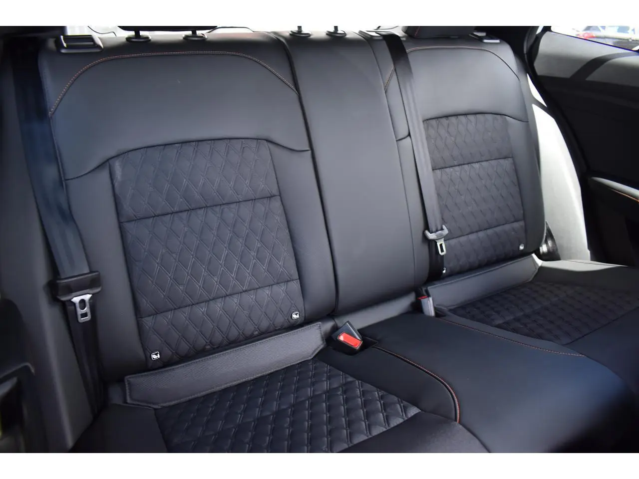 Vue rapprochée des sièges arrière en cuir noir matelassé du MG3 1.5 HYBRID+ 195 LUXURY blanc 2026.