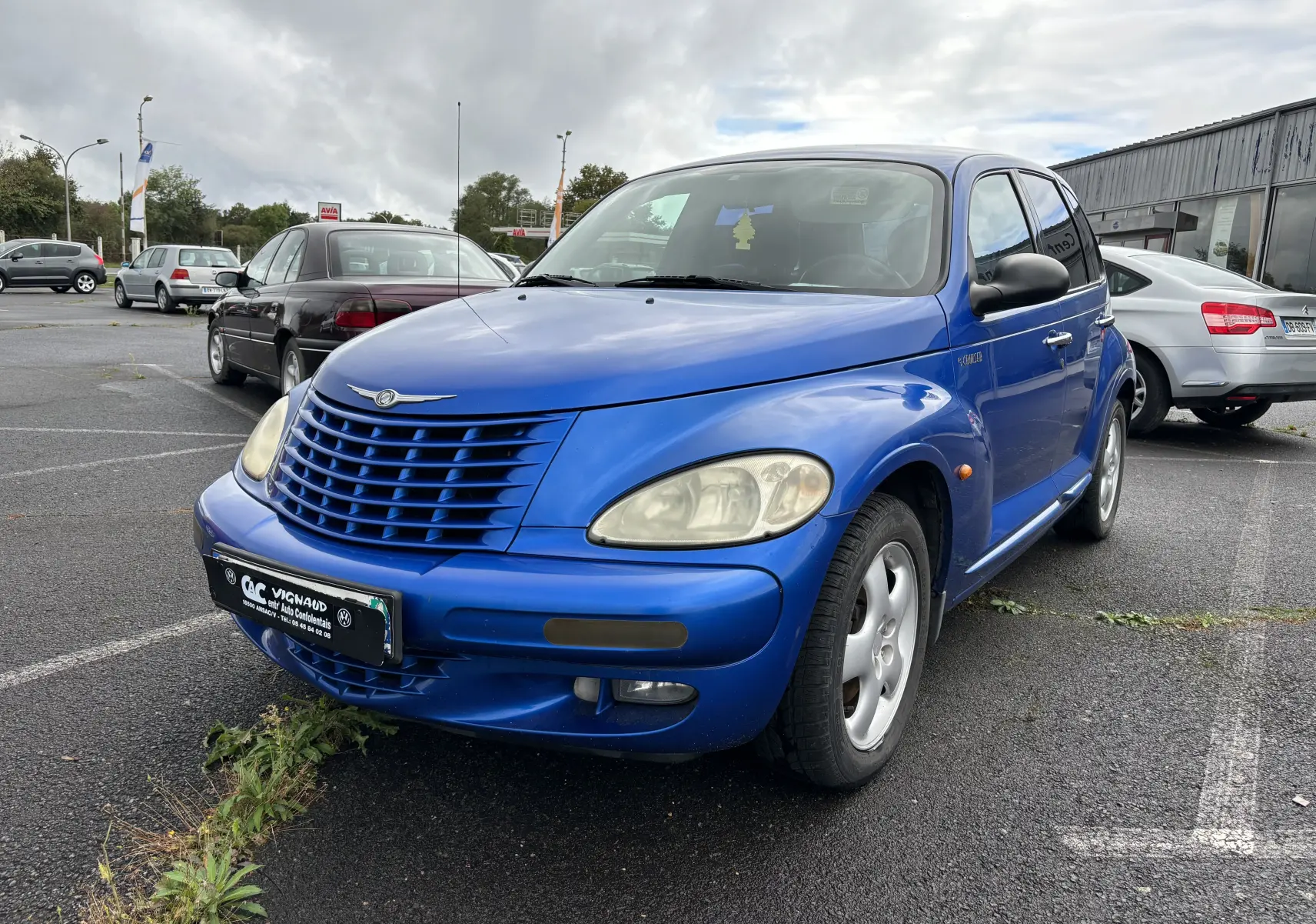 Vue 3/4 avant d'une Chrysler PT Cruiser 2.2L CRD GO bleu 2004 avec calandre distinctive et phares ovales.