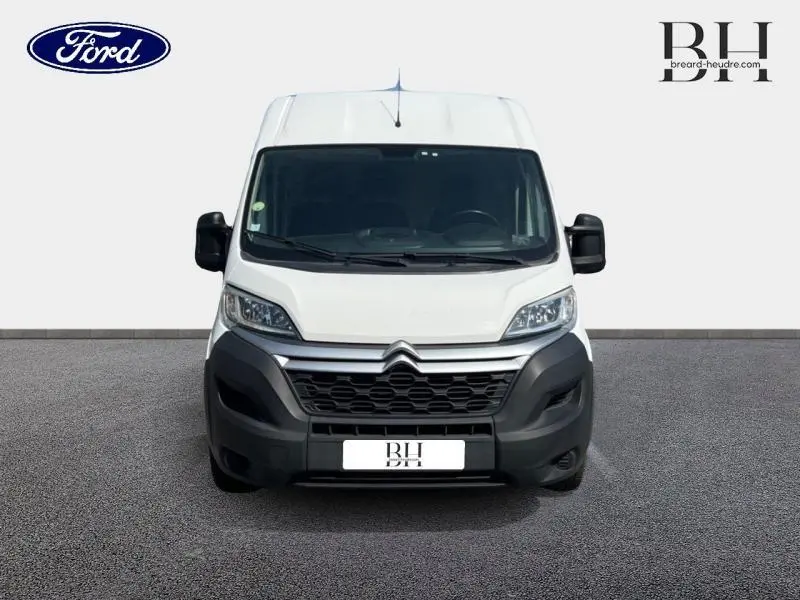 Vue frontale d'un Citroën Jumper blanc Banquise avec calandre noire et pare-chocs robuste en plastique noir.