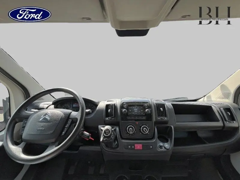 Tableau de bord noir du Citroën Jumper blanc, vue frontale centrée sur la console avec volant multifonction.