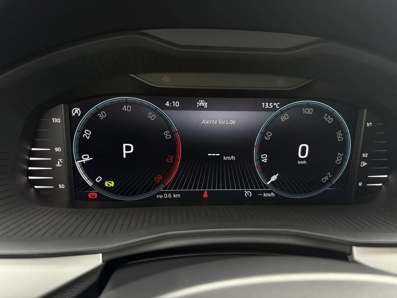Tableau de bord digital du Skoda Kamiq TSI 110 DSG Ambition 2024, affichage vitesse et température.