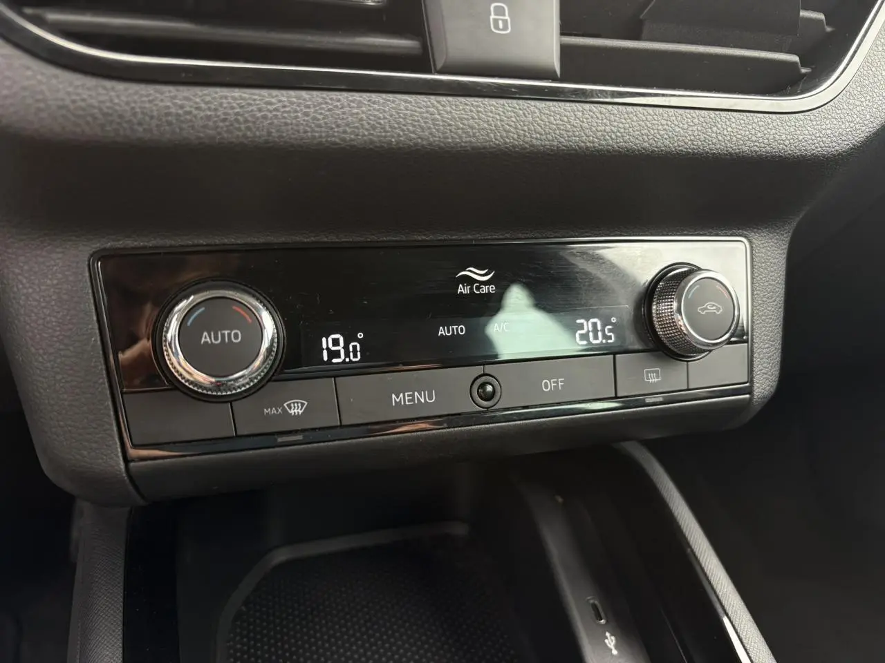 Panneau de commande de la climatisation automatique bi-zone du Skoda Kamiq TSI 110 DSG Ambition, vue frontale intérieure.