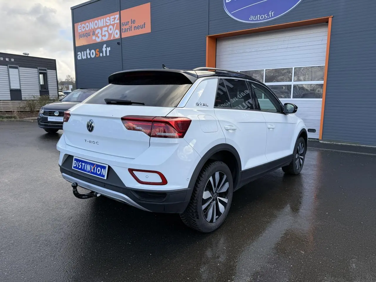 Volkswagen T-Roc blanc pur vu en 3/4 arrière droit avec attelage amovible et jantes alliage Zürich.