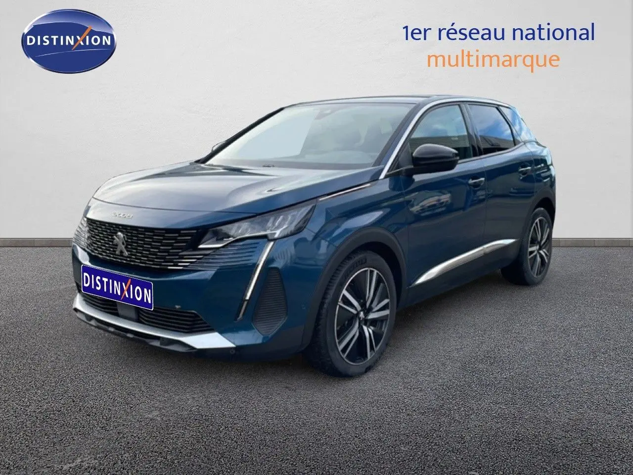 Peugeot 3008 hybride rechargeable bleu Célèbes métal, vue 3/4 avant droit avec jantes alliage noires.
