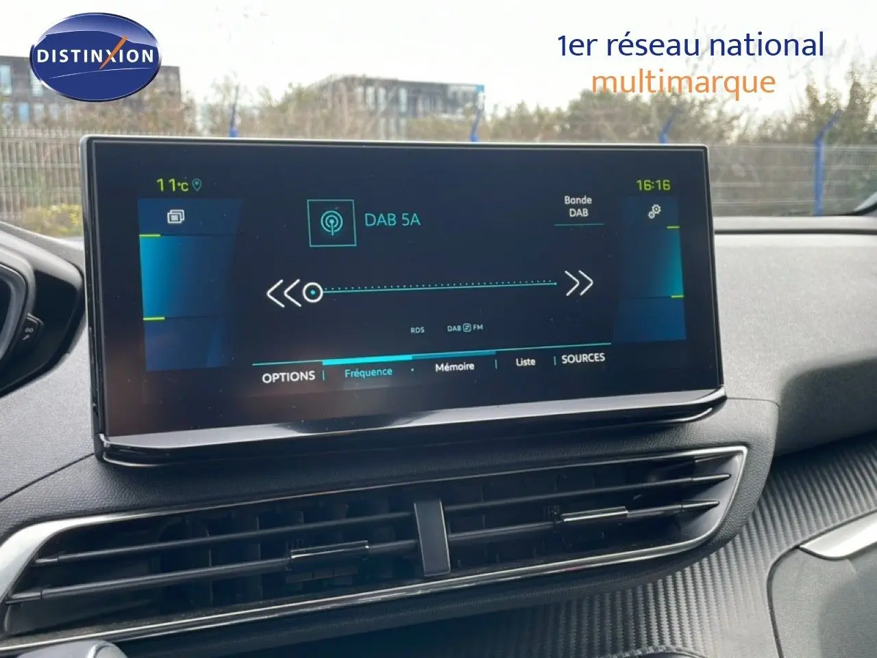 Vue intérieure du tableau de bord du Peugeot 3008 2024, écran tactile central avec interface radio DAB.