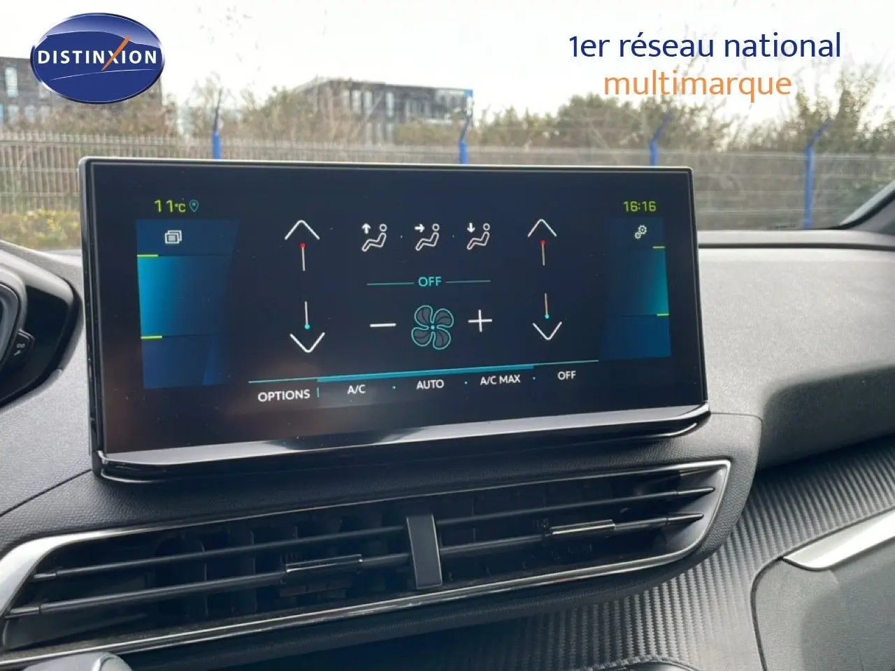 Vue intérieure du tableau de bord du Peugeot 3008 hybride 2024, écran tactile affichant la climatisation.