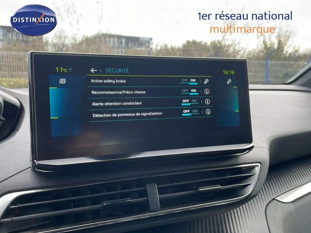 Écran tactile central du tableau de bord du Peugeot 3008 bleu Celebes, affichant les options de sécurité activées.