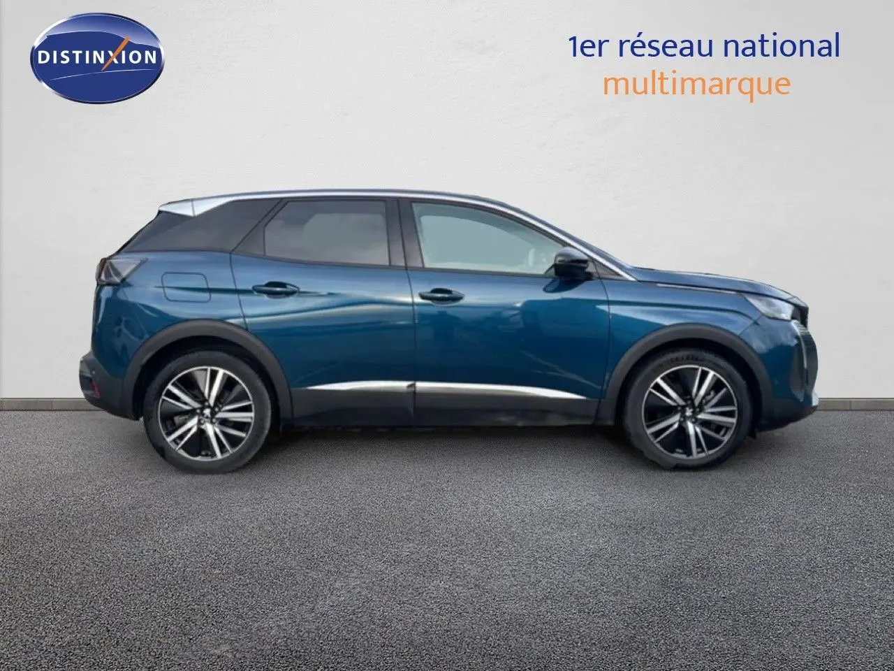 Profil côté gauche du Peugeot 3008 hybride rechargeable 2024 en bleu Célèbes Métal avec jantes alliage bicolores.