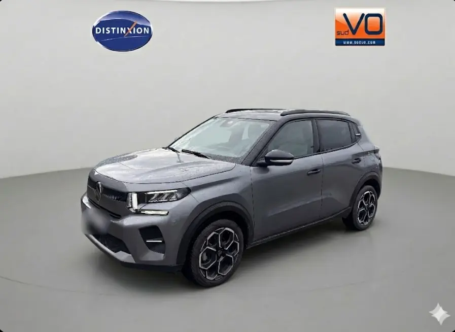 Citroën C3 Turbo gris en 3/4 avant droit, avec jantes alliage 17 pouces et barres de toit visibles.