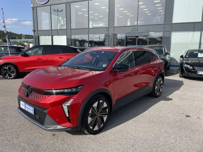 Renault Scénic E-Tech Electric rouge flamme, vue 3/4 avant droit, avec calandre et jantes distinctives 2024.