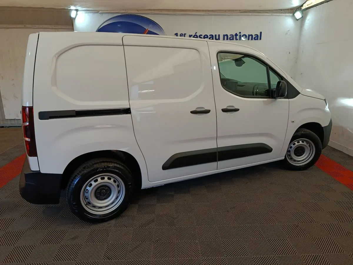 Vue latérale droite d’un utilitaire Peugeot Partner blanc 2025 avec portes latérales pleines et jantes acier.