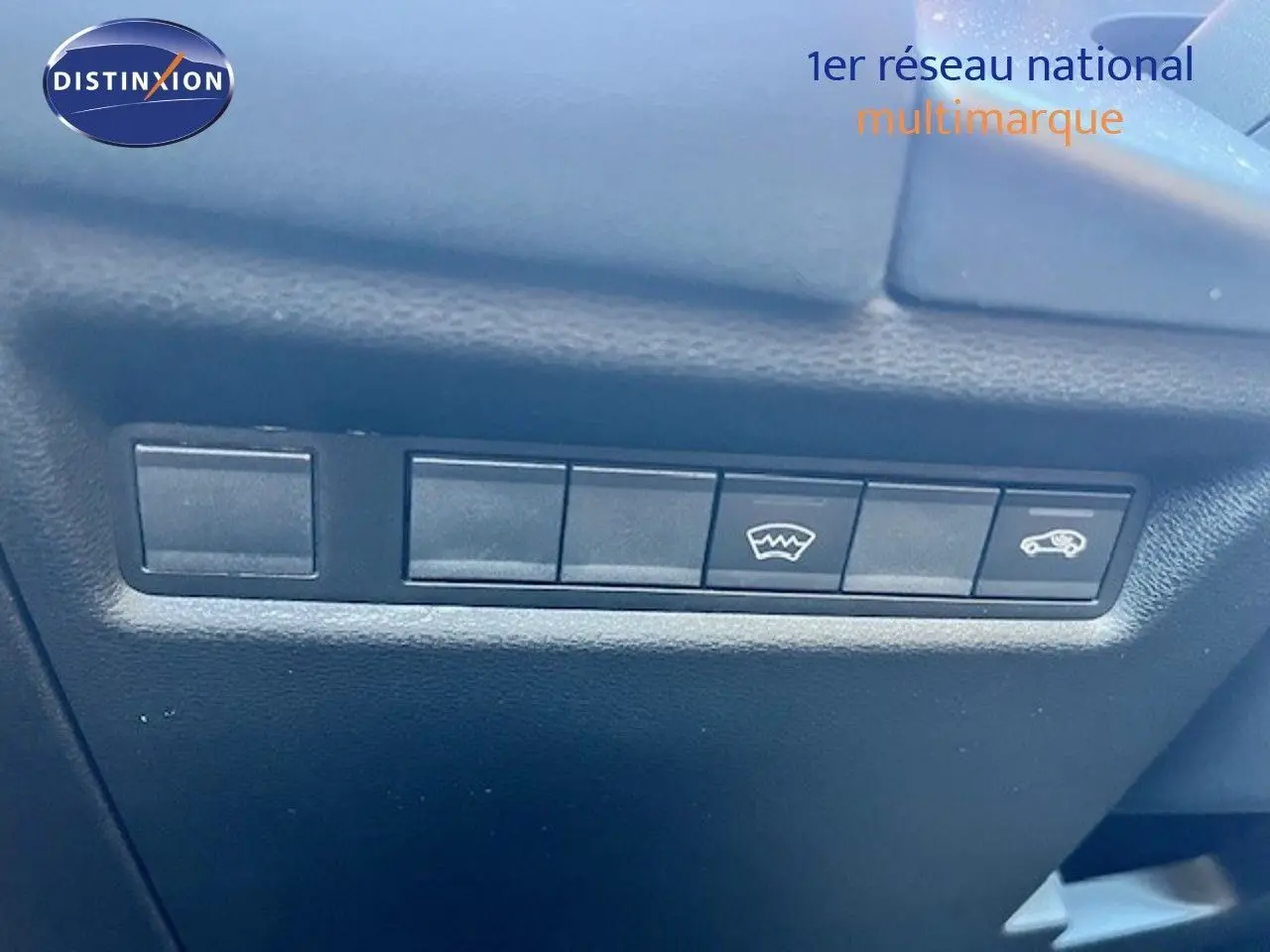 Détail des boutons de commande sur tableau de bord noir du Jeep Compass MHEV 145ch BVA Summit 2026.