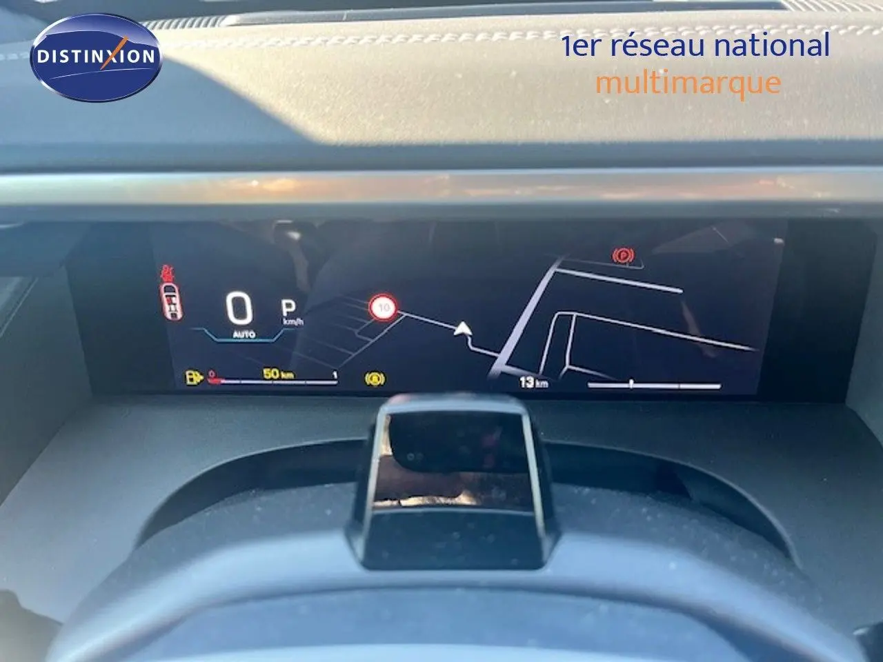 Tableau de bord numérique du Jeep Compass 2026, affichant la navigation et la vitesse à 0 km/h, intérieur noir.