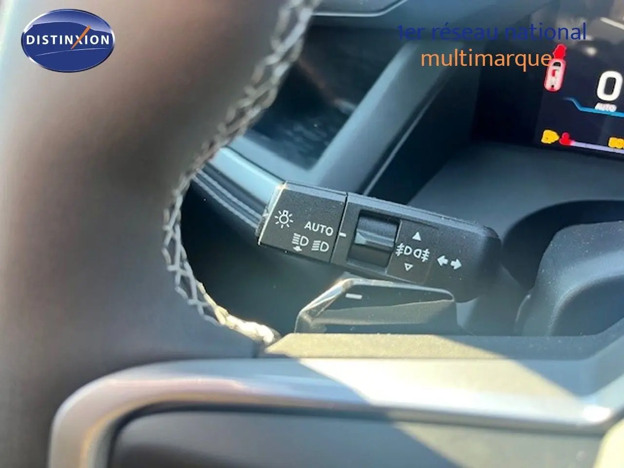 Gros plan sur la commande des feux et clignotants du Jeep Compass 2026, intérieur noir avec volant cuir.