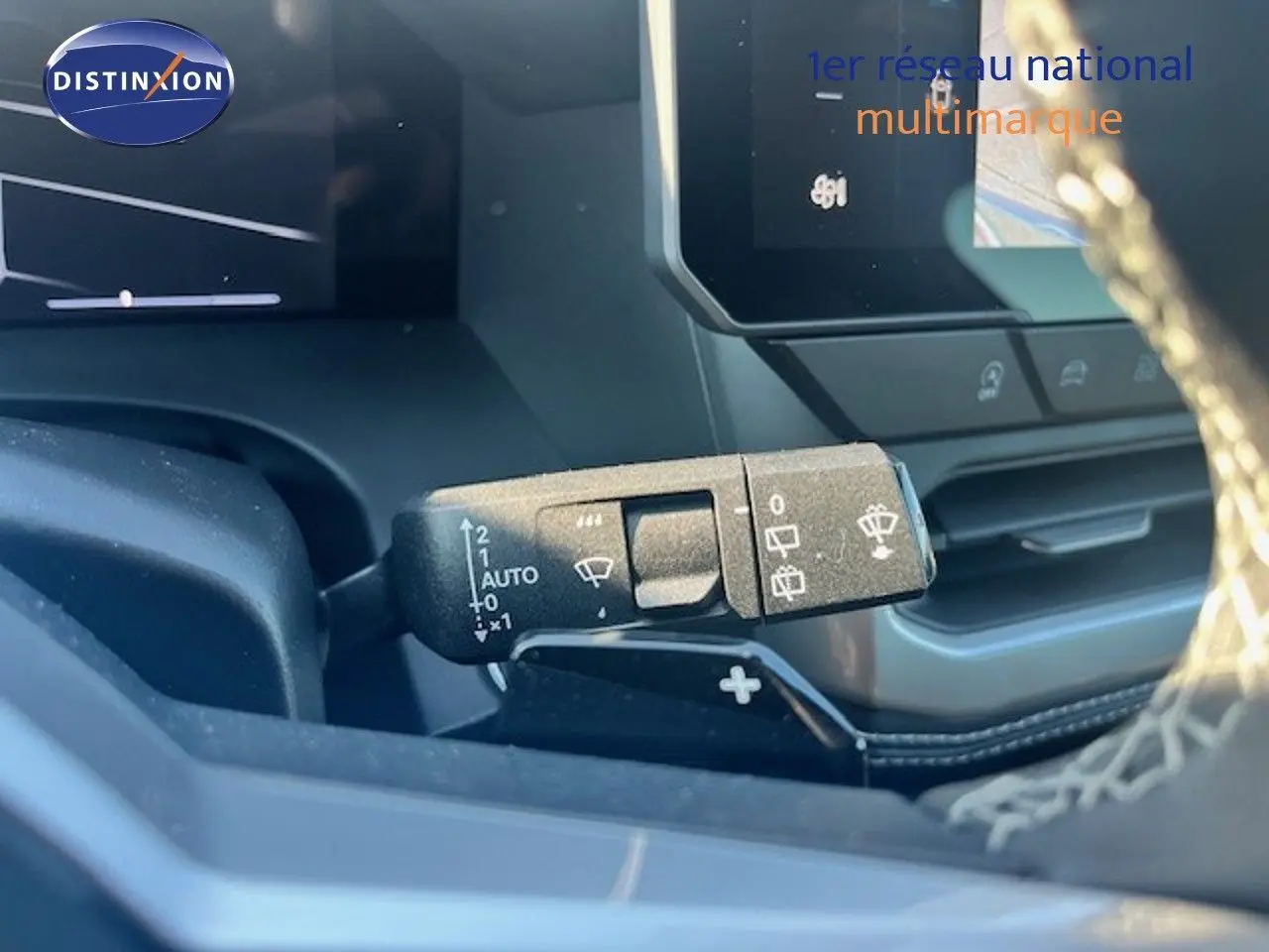 Gros plan sur la commande des essuie-glaces côté droit du volant dans un Jeep Compass gris Yosemite 2026.
