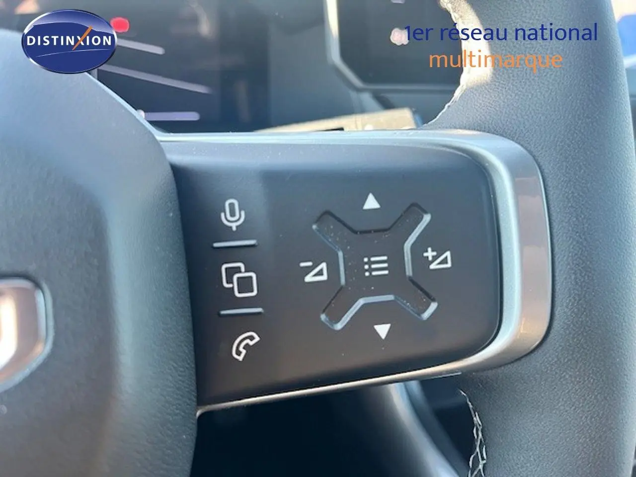 Gros plan sur les commandes multifonctions à droite du volant du Jeep Compass gris Yosemite avec toit noir.