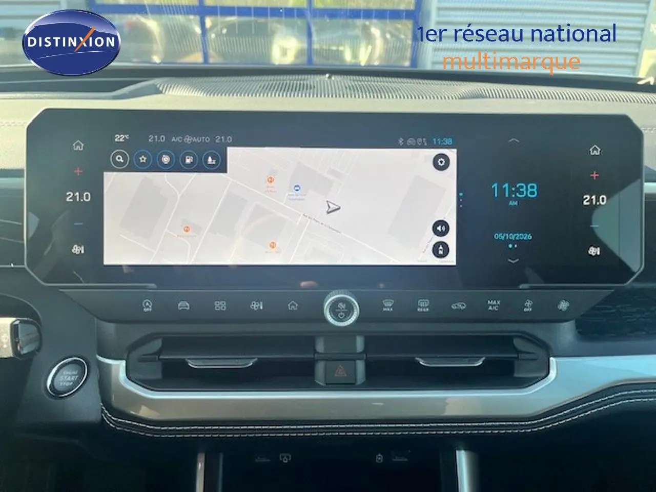 Vue intérieure du tableau de bord du Jeep Compass 2026, écran tactile large avec navigation et commandes climatisation digitales.