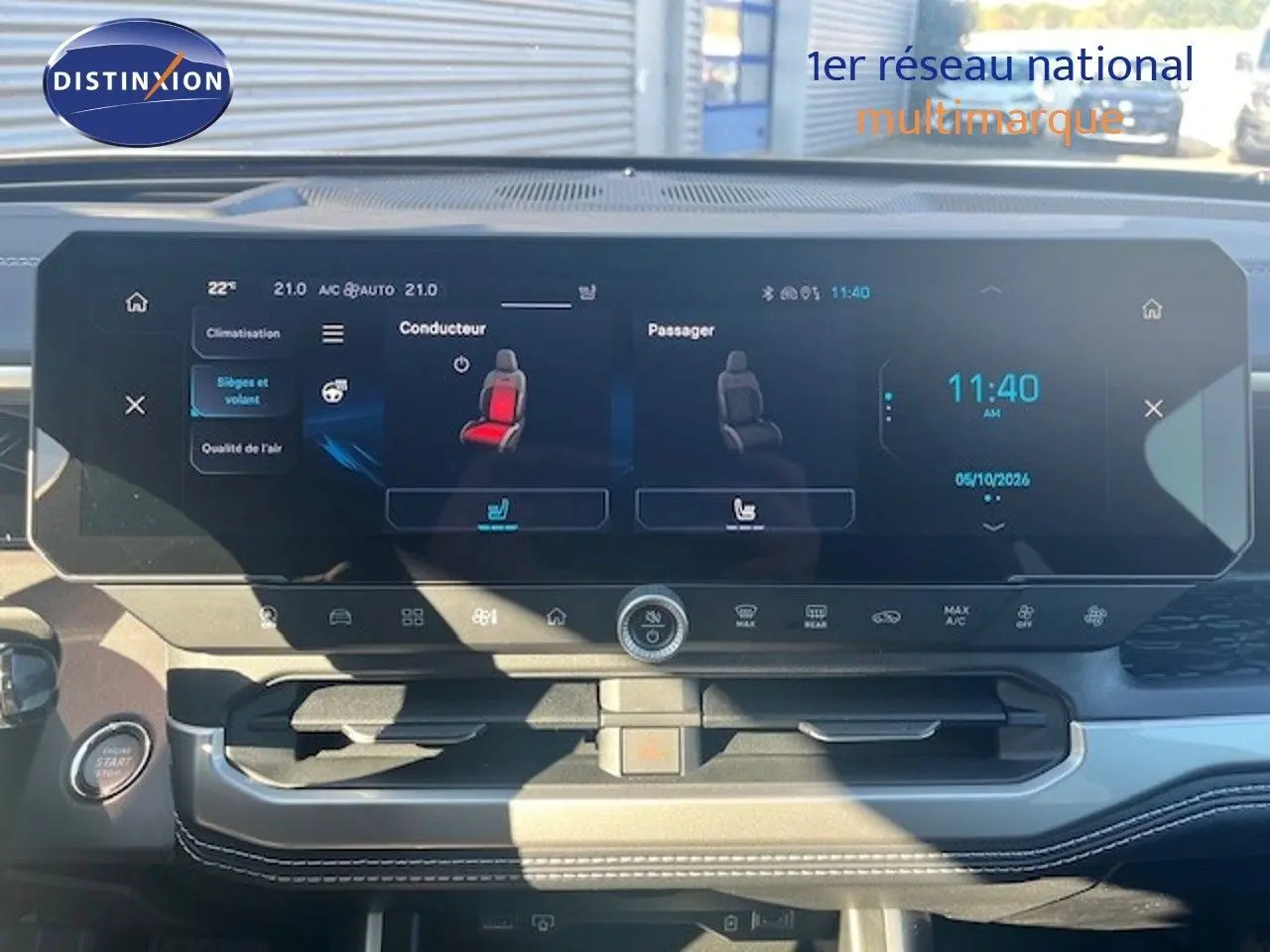 Vue rapprochée de l’écran tactile central du Jeep Compass 2026, affichant les réglages de sièges chauffants et climatisation.
