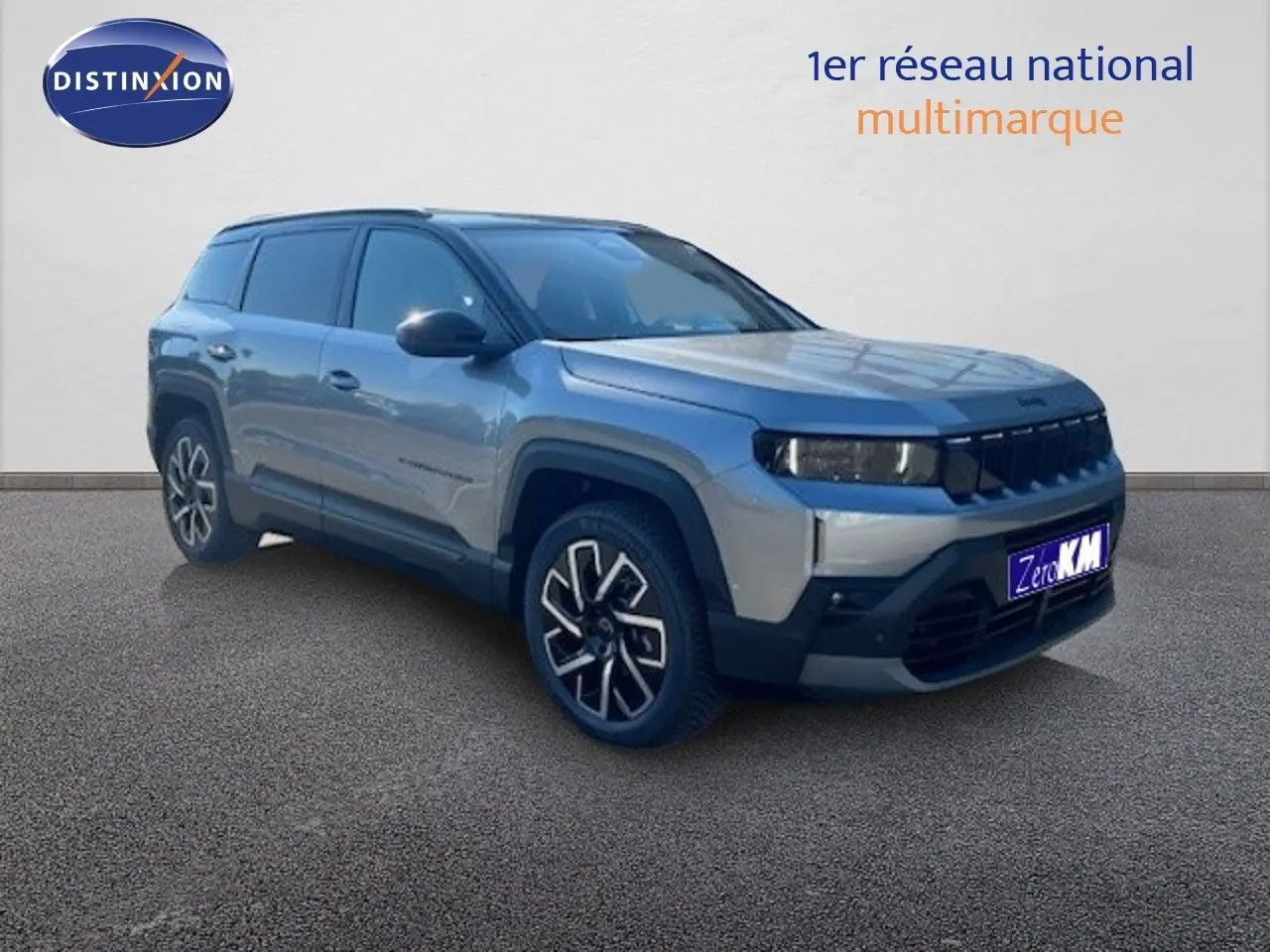 Jeep Compass MHEV 145ch Summit gris Yosemite métal avec toit noir, vue 3/4 avant droit sur fond neutre.