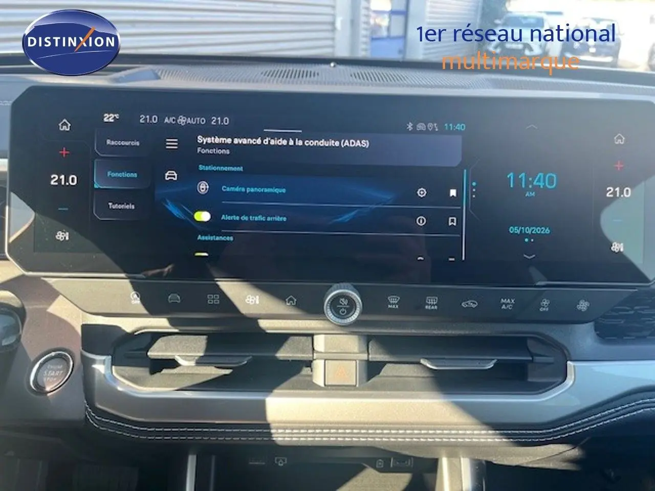Vue intérieure du tableau de bord du Jeep Compass 2026, écran tactile affichant les aides à la conduite, finition moderne et détails noirs.