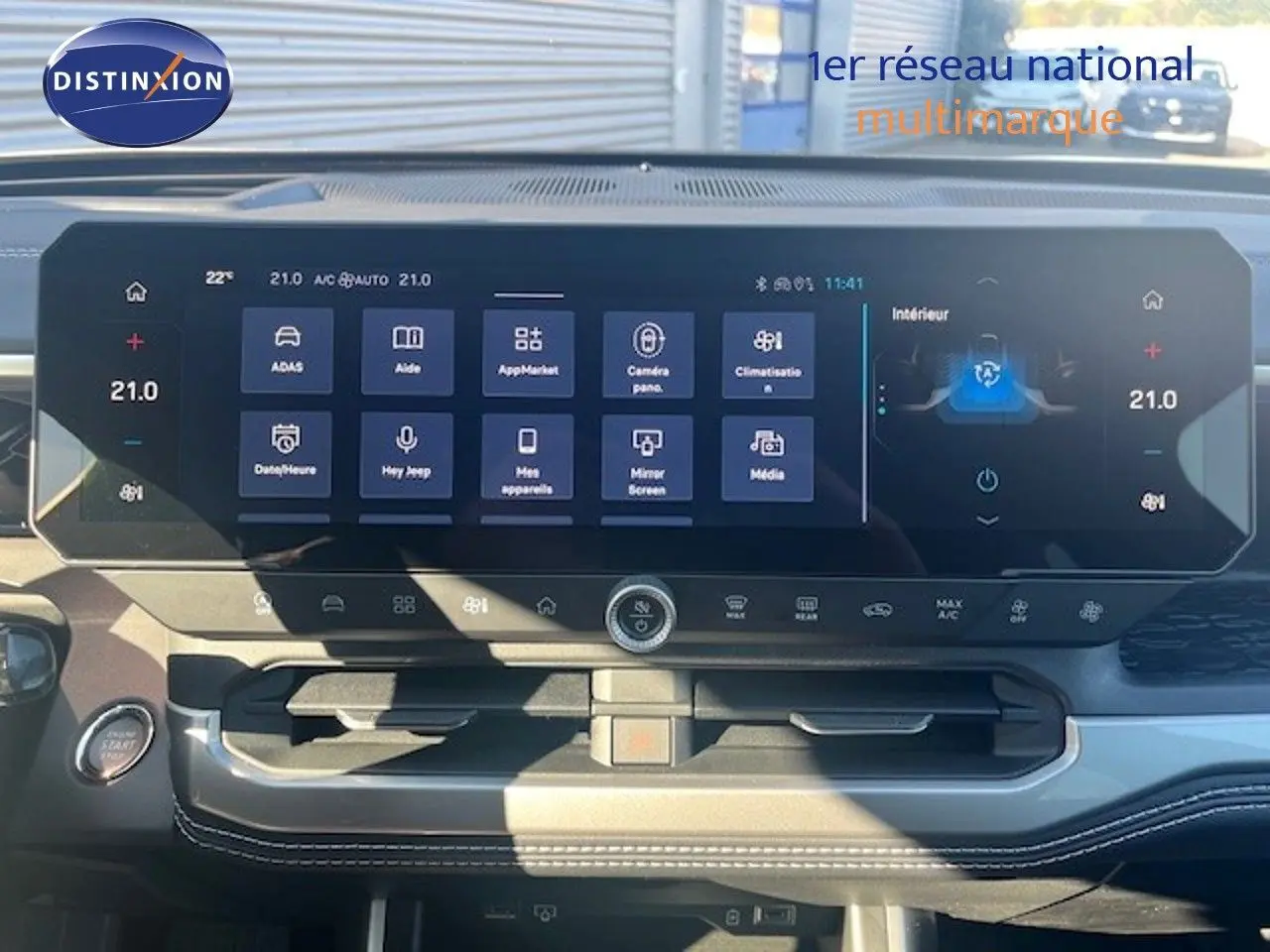 Vue rapprochée de l’écran tactile central du Jeep Compass 2026, affichant les commandes de climatisation et multimédia.