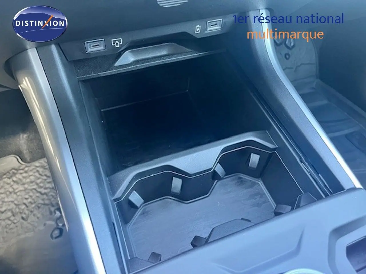 Gros plan sur la console centrale du Jeep Compass 2026, montrant les porte-gobelets et ports USB intégrés.