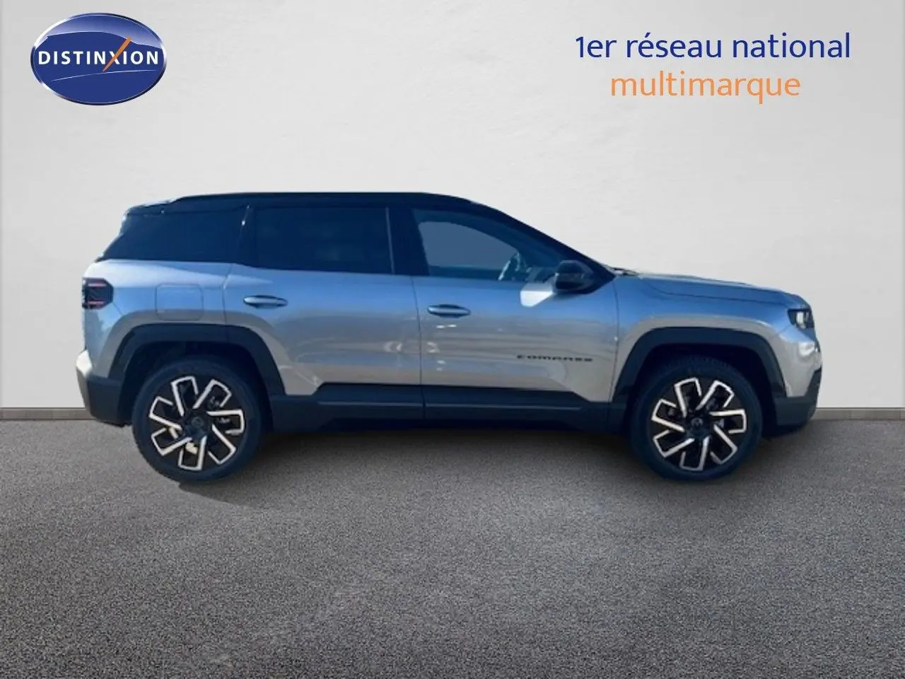 Jeep Compass MHEV 145ch Summit en profil droit, gris Yosemite métallisé avec toit noir et jantes distinctives.