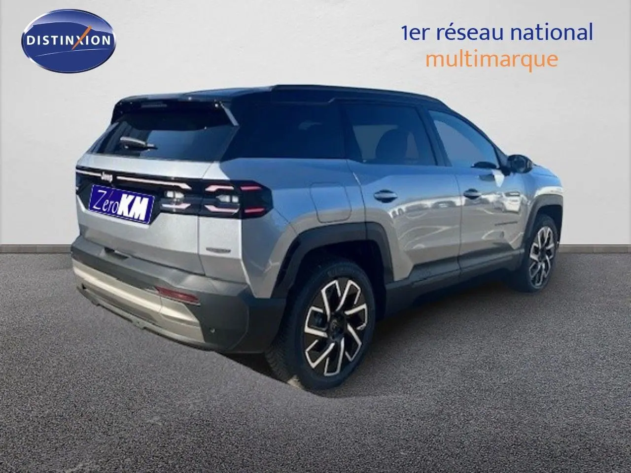 Jeep Compass MHEV 145ch Summit gris Yosemite métal avec toit noir, vue 3/4 arrière côté droit, jantes distinctives.