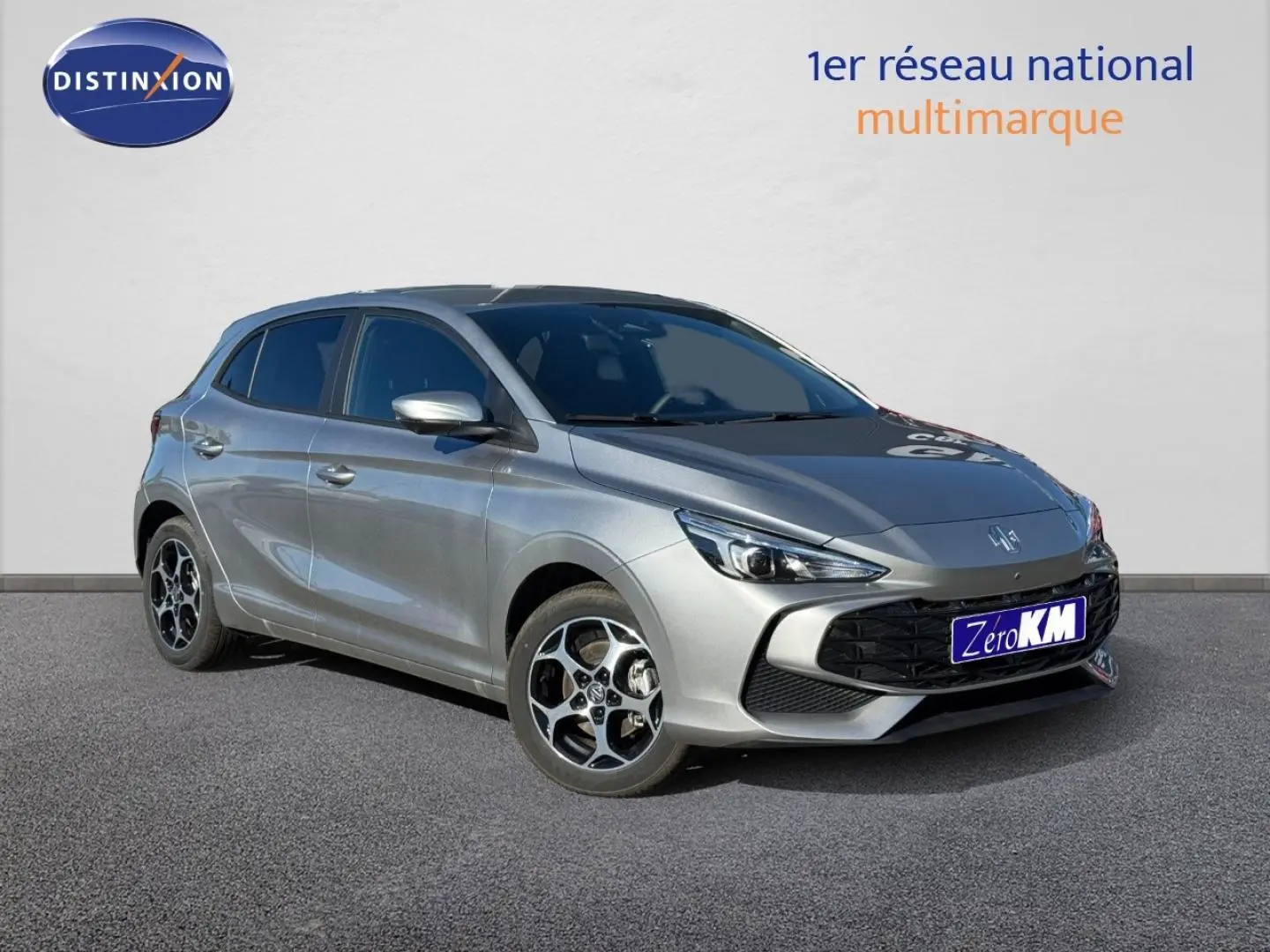 Vue 3/4 avant d'une MG3 1.5 Hybrid+ 195ch Luxury Cosmic Silver métallisé avec jantes alu et calandre noire.