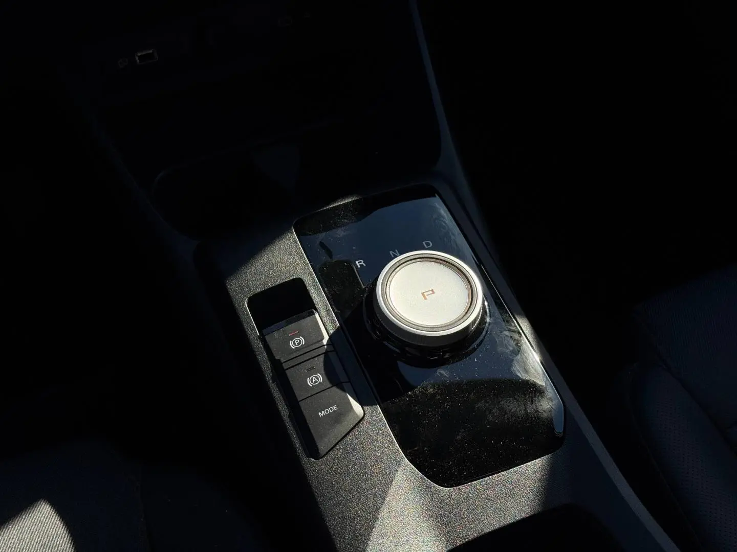 Gros plan sur la molette de boîte automatique et commandes sur la console centrale d’un MG3 Cosmic Silver.