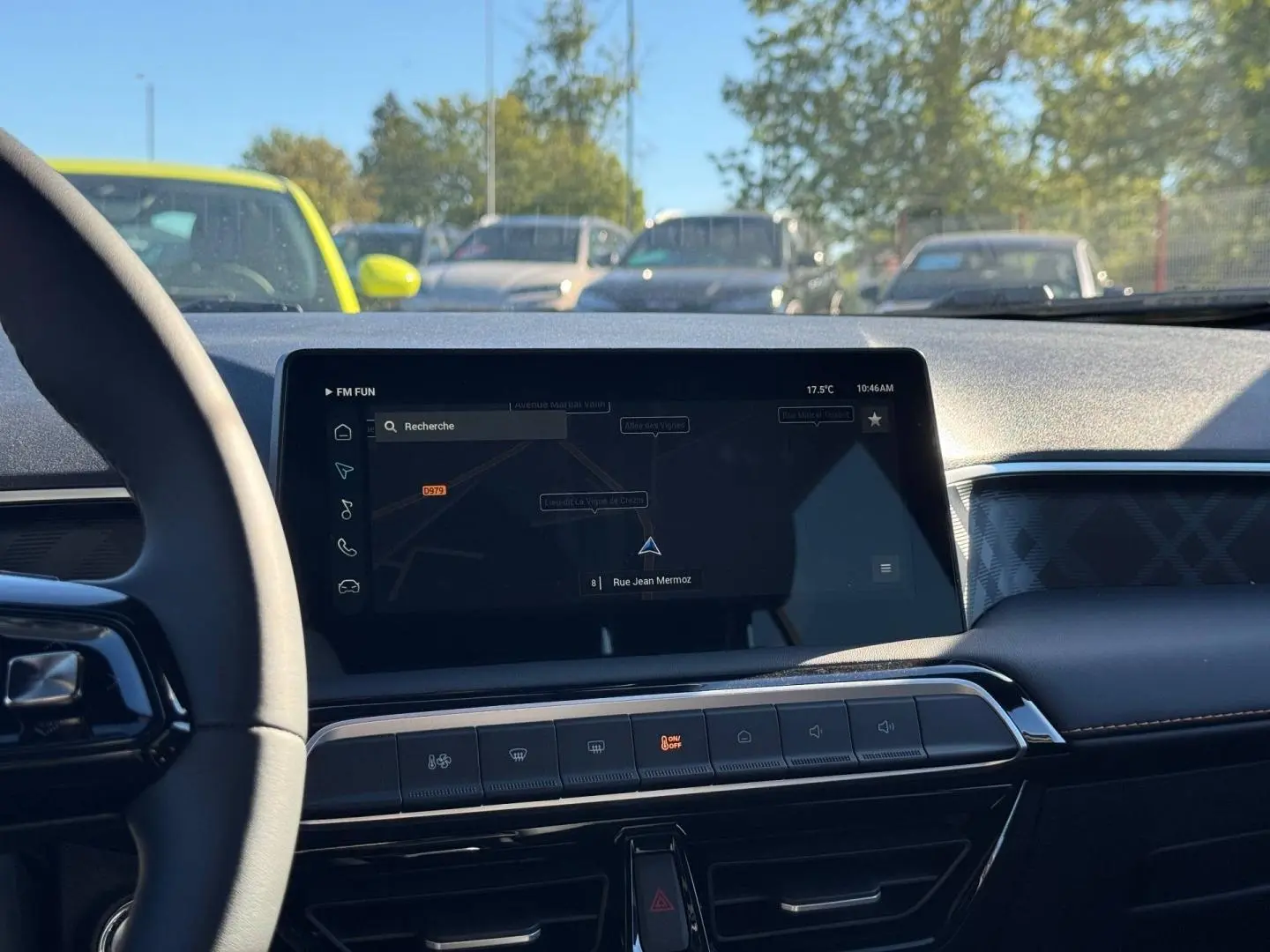 Intérieur MG3 1.5 Hybrid+ 2026 vu de face, écran tactile GPS au centre, tableau de bord noir avec détails chromés.