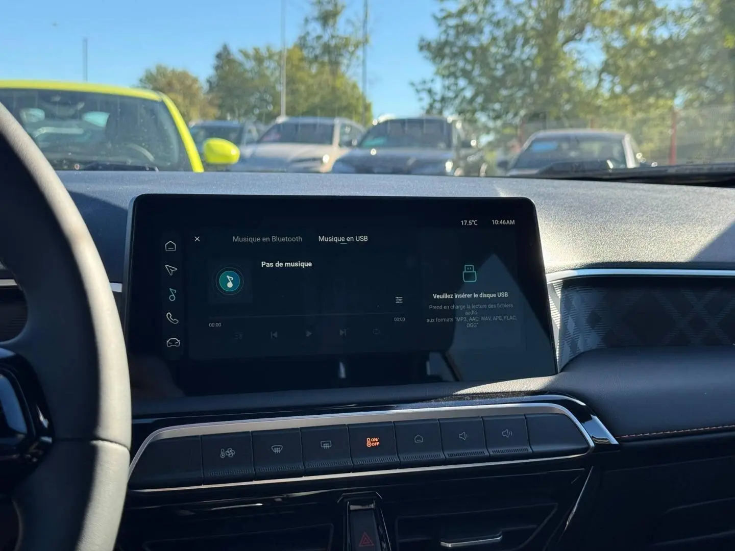 Vue intérieure du tableau de bord du MG3 1.5 Hybrid+ 2026 avec écran tactile central et volant partiel visible.