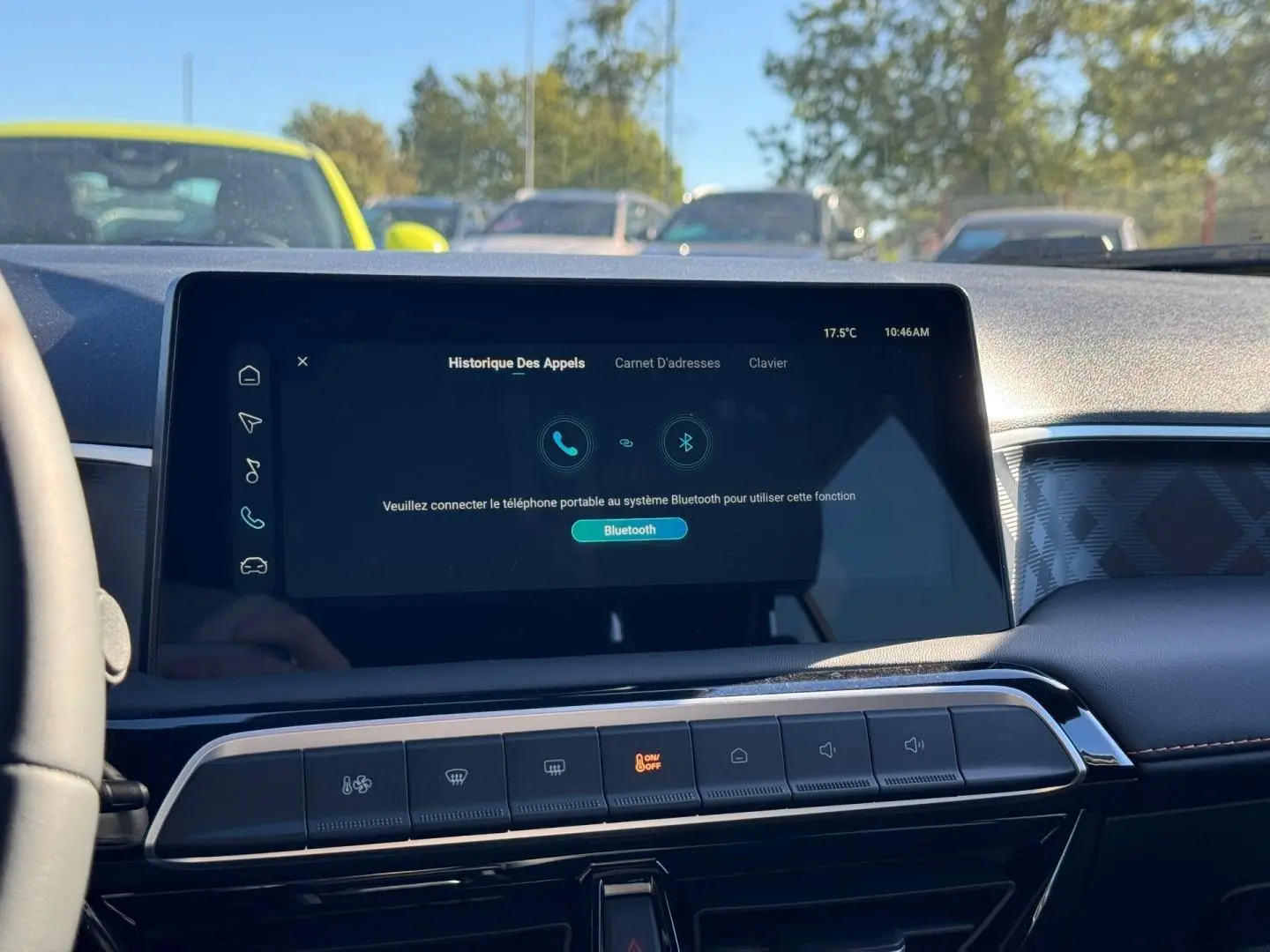 Vue intérieure du tableau de bord du MG3 1.5 Hybrid+ 195ch Luxury avec écran tactile et commandes centrales visibles.