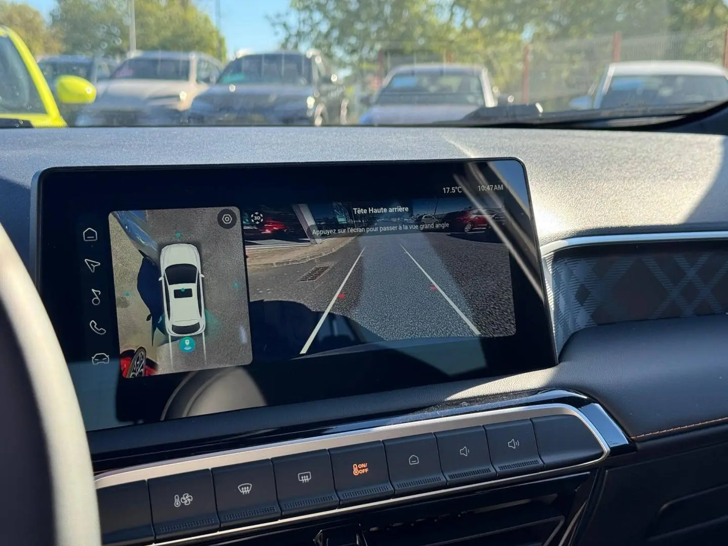 Vue intérieure de l'écran tactile du MG3 Cosmic Silver montrant la caméra de recul et la vue panoramique 360°.