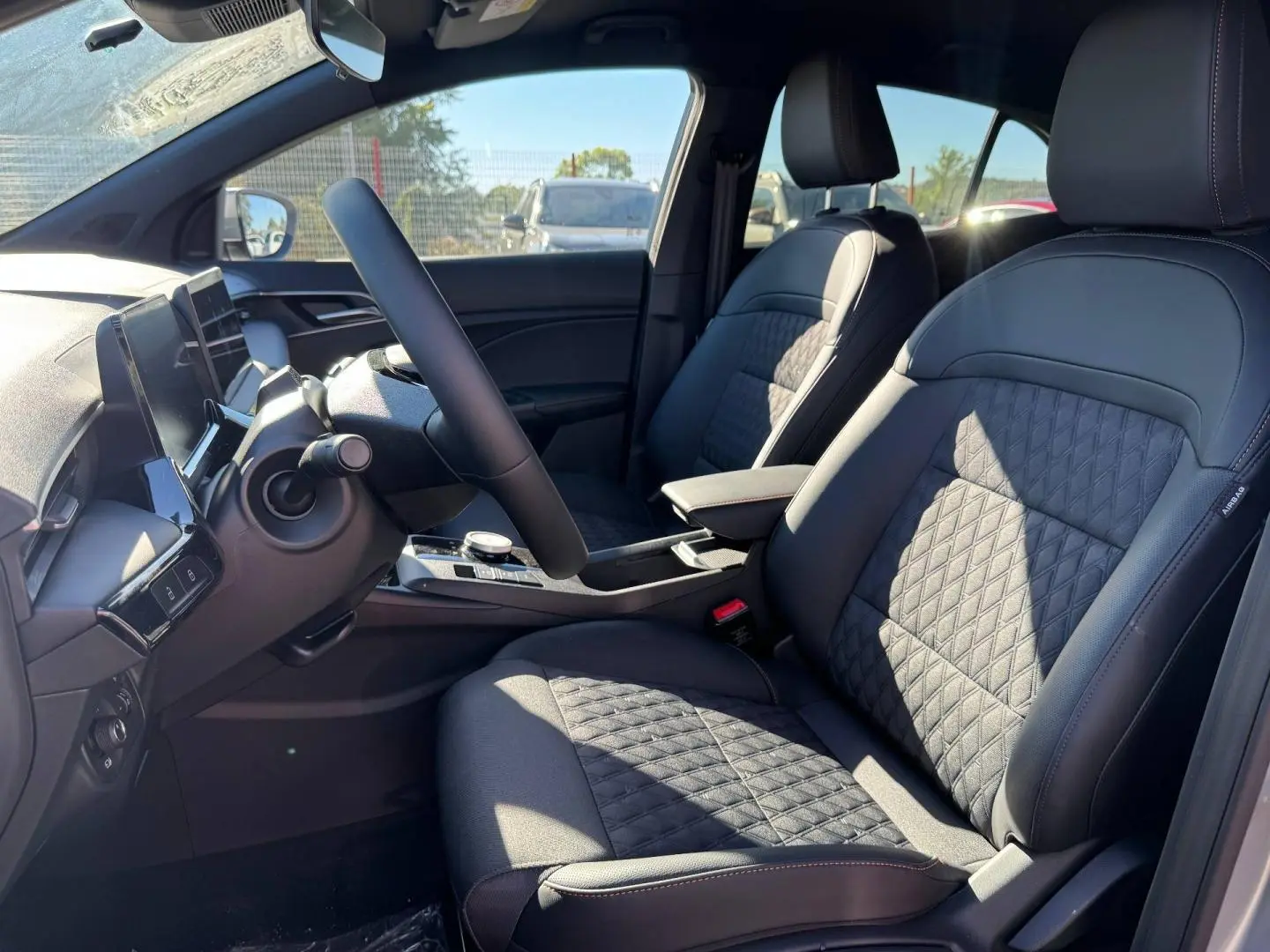 Vue intérieure côté conducteur du MG3 1.5 Hybrid+ 195ch Luxury avec sièges en similicuir noir et console centrale moderne.