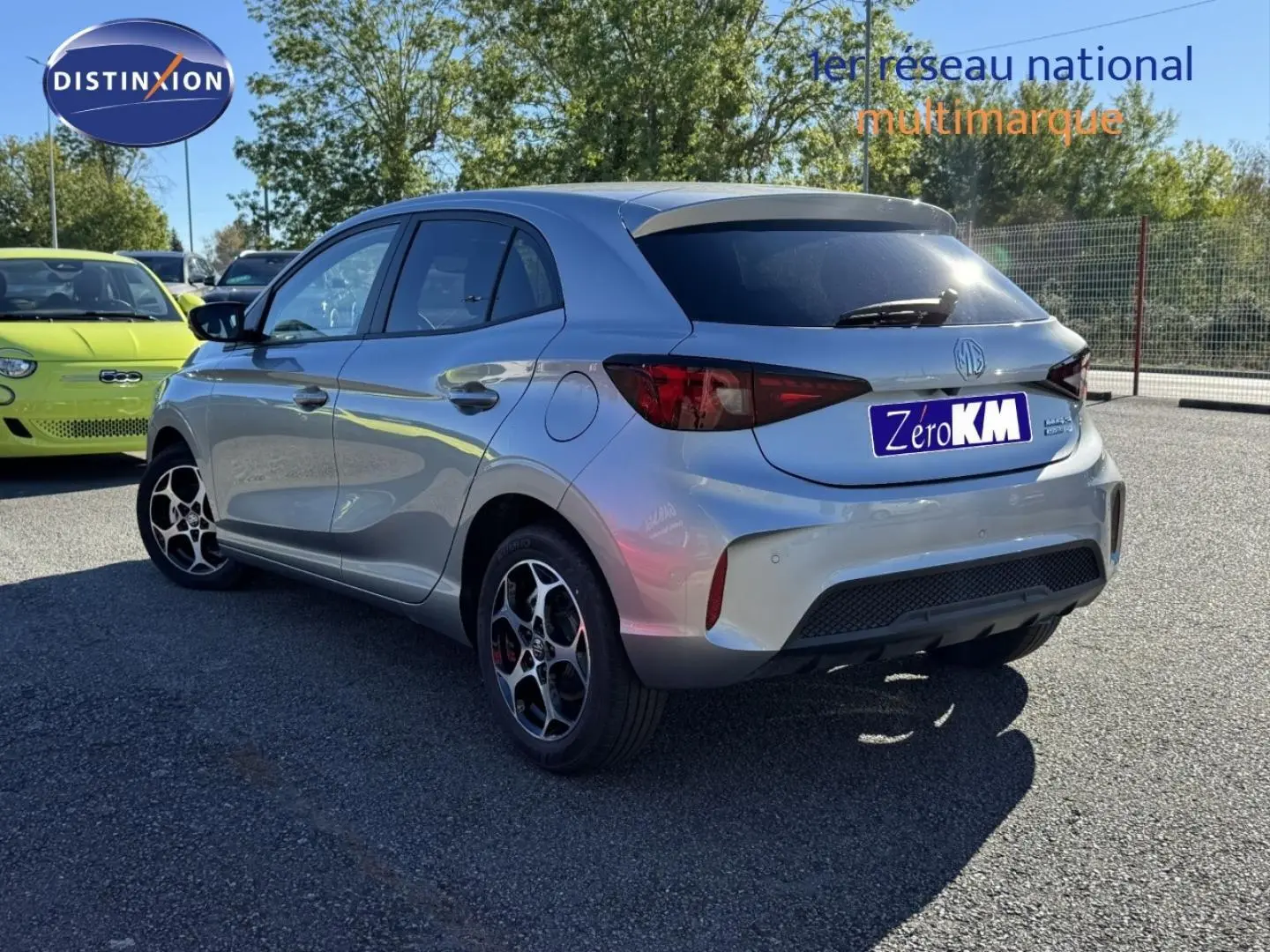 Vue 3/4 arrière droite de la MG3 Cosmic Silver métallisé avec jantes alu et vitres arrière surteintées.