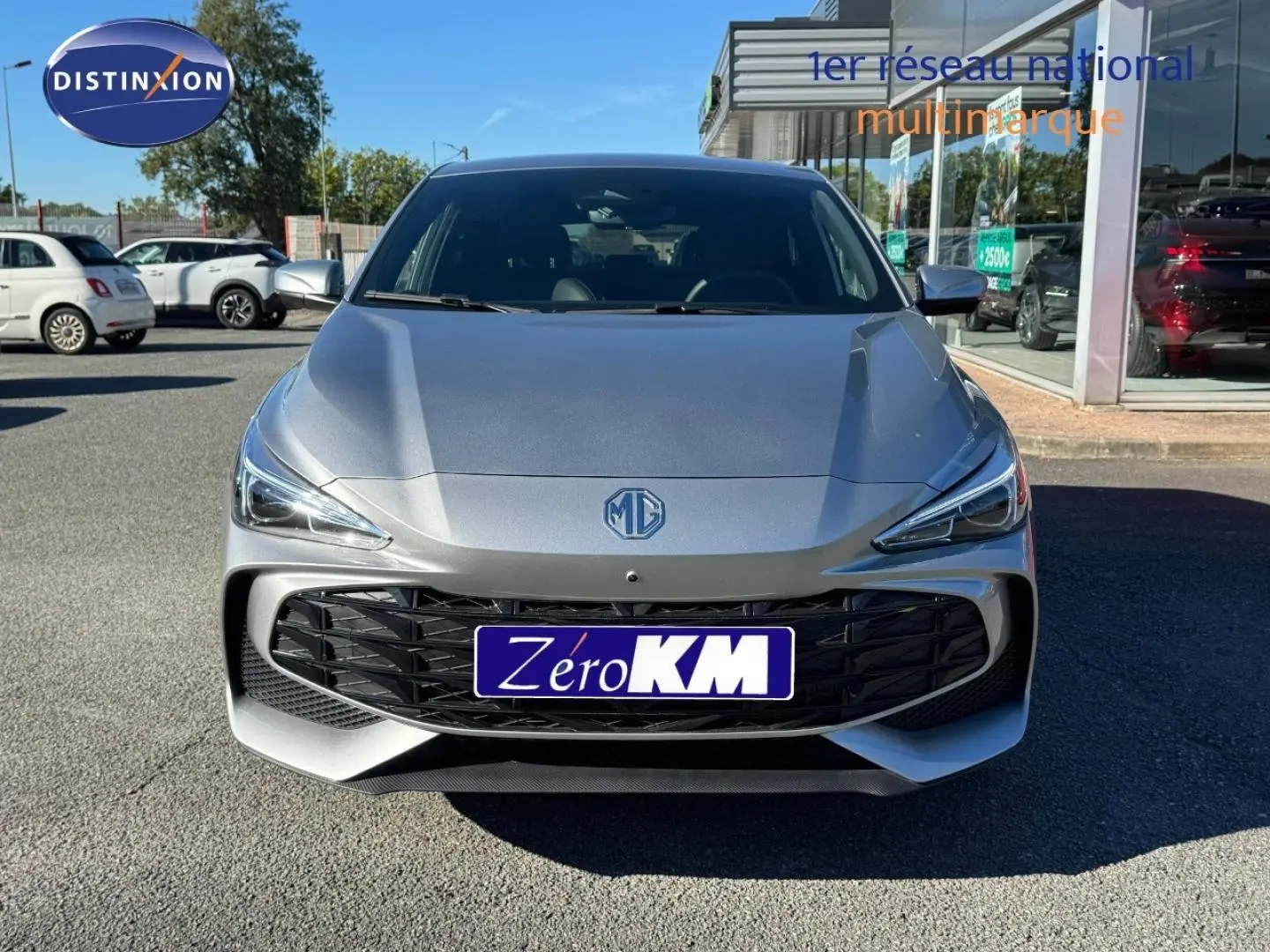 Vue frontale d'une MG3 1.5 Hybrid+ 195ch Luxury en Cosmic Silver métallisé avec calandre noire et phares LED.