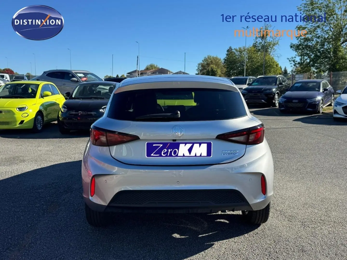 Vue arrière d'une MG3 Cosmic Silver métallisé 1.5 Hybrid+ 195ch Luxury sur parking extérieur ensoleillé.