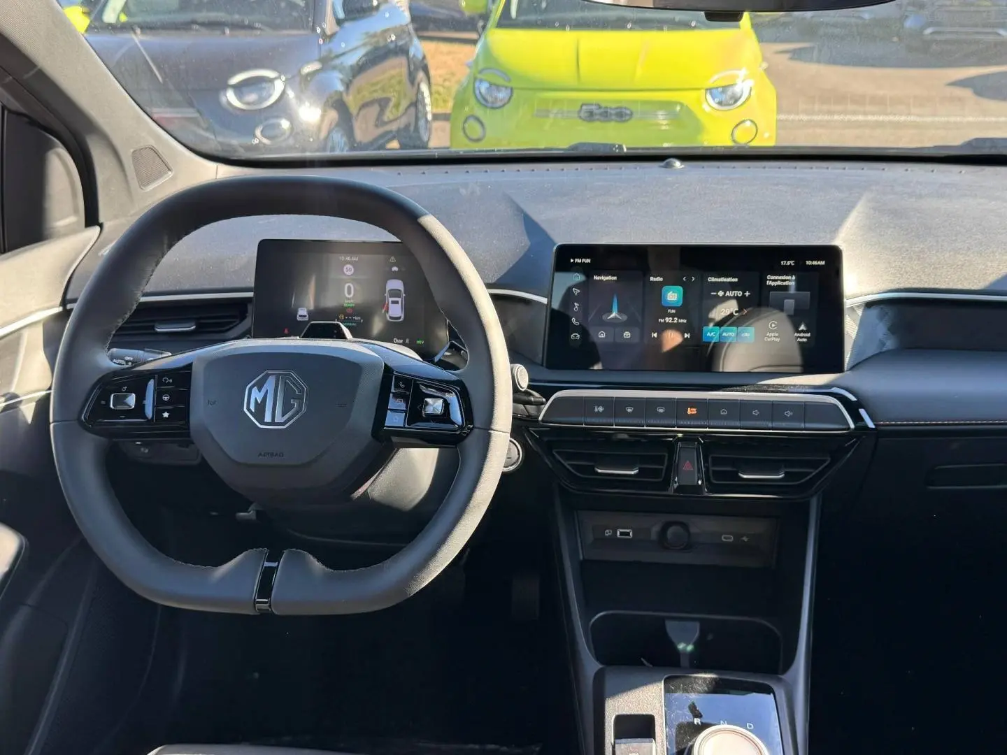 Vue intérieure frontale du tableau de bord noir du MG3 1.5 Hybrid+ avec écran tactile et volant multifonction.