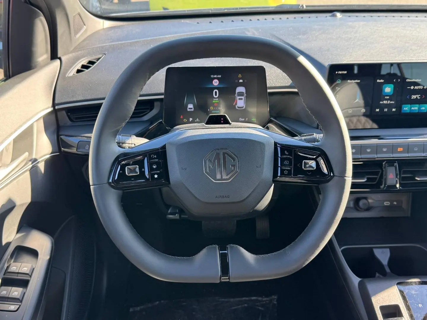 Vue frontale du volant gris du MG3 1.5 Hybrid+ 195ch Luxury avec tableau de bord numérique et écran tactile.